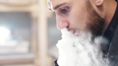 Adam Exhaling duman bir Buharlaştırıcı 120 Fps üç