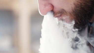 Adam Exhaling duman bir Buharlaştırıcı 120 Fps üç