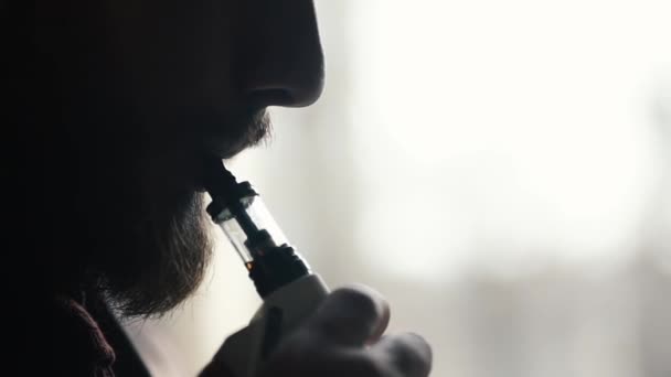 Άνθρωπος Exhaling καπνός από έναν ψεκαστήρα 120 Fps τρεις — Αρχείο Βίντεο