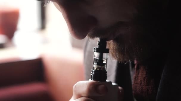 Muž Exhaling kouř z výparníku 120 Fps tři — Stock video