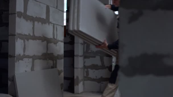 Mason pracovník tvorby chodník dlažba z kamenných kvádrů — Stock video