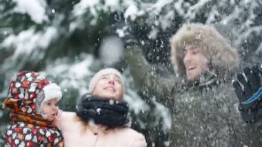 çekici aile having fun kış parkı