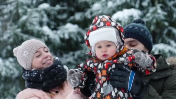 Atractiva familia divirtiéndose en un parque de invierno — Vídeo de stock