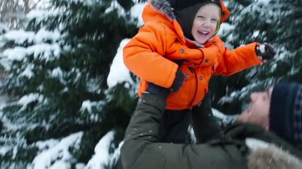 Amusement d'hiver, neige, luge familiale à l'heure d'hiver — Video