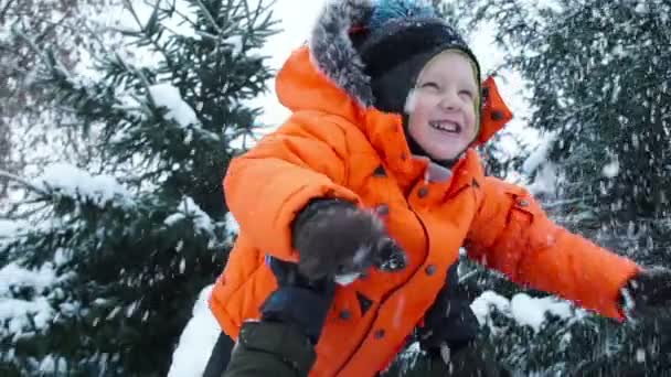 Zima, zabawa, śnieg, rodzina sankach w okresie zimowym — Wideo stockowe