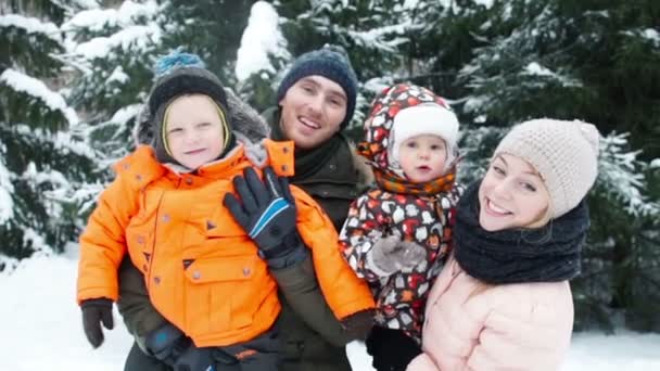 Χειμώνα, διασκέδαση, χιόνι, οικογένεια με έλκηθρο στο χειμώνα — Αρχείο Βίντεο