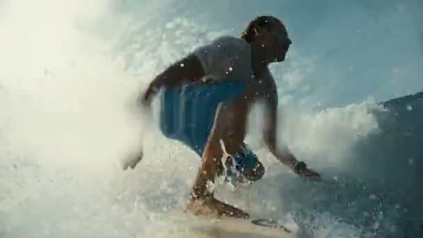 Surfista na onda azul do oceano no metrô ficando barricada — Vídeo de Stock