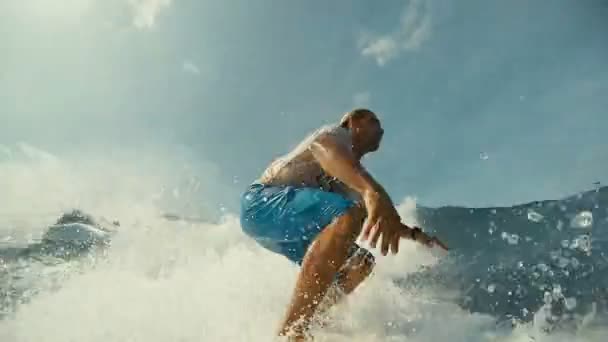 Surfista na onda azul do oceano no metrô ficando barricada — Vídeo de Stock