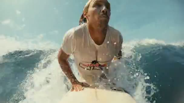 Surfista na onda azul do oceano no metrô ficando barricada — Vídeo de Stock