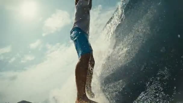 在蓝色的海洋波浪越来越桶装水管中的冲浪者 — 图库视频影像