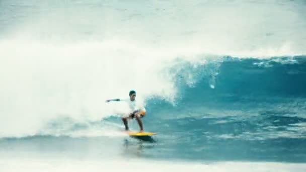 Surfista na onda azul do oceano no metrô ficando barricada — Vídeo de Stock