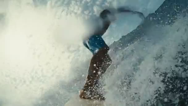 Surfeur sur Blue Ocean Wave dans le tube Obtenir Barreled 