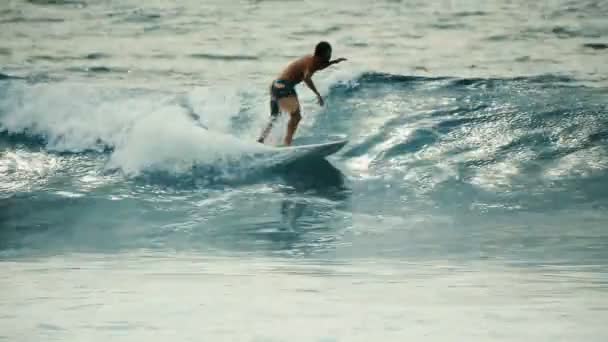 Surfista na onda azul do oceano no metrô ficando barricada — Vídeo de Stock