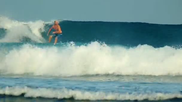 Surfista na onda azul do oceano no metrô ficando barricada — Vídeo de Stock