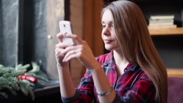 Hosszú utazás után kellemes. Gyönyörű fiatal nő feküdt a padlón, mobiltelefon tartó, és mosolyogva kalapáruk felülnézet — Stock videók