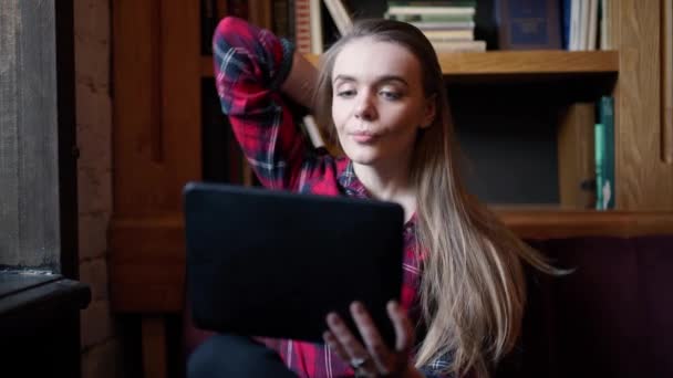 Mujeres jóvenes sonrientes usando tableta digital en la oficina — Vídeos de Stock