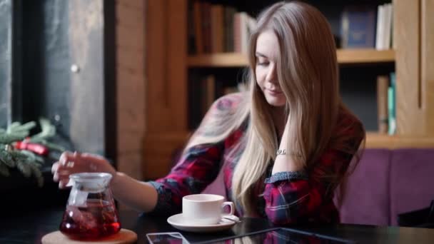 Vrouw die koffie drinkt in cafe — Stockvideo