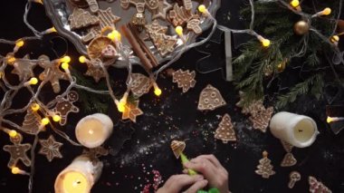 kadın eller. Geleneksel ev yapımı Noel tatlısı