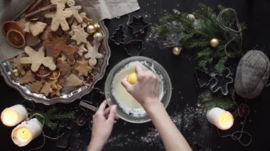 kadın eller. Geleneksel ev yapımı Noel tatlısı