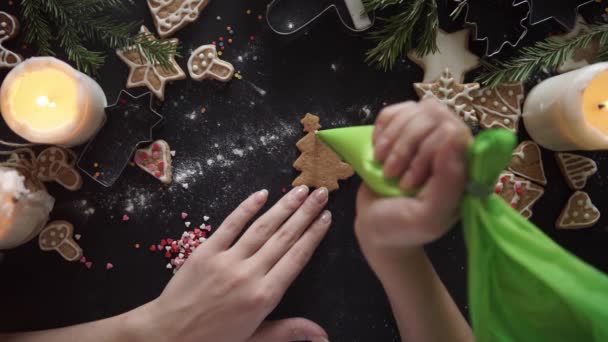 Mãos de mulher. Sobremesa de Natal caseira tradicional — Vídeo de Stock