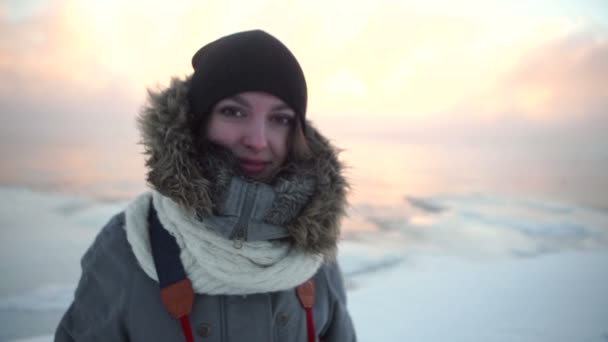 Hermoso retrato de invierno de mujer joven en el paisaje nevado de invierno — Vídeos de Stock