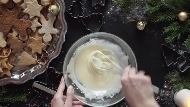 Vrouw handen. Traditionele huisgemaakte kerst dessert — Stockvideo