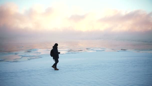 男は、氷の上の写真を撮る — ストック動画