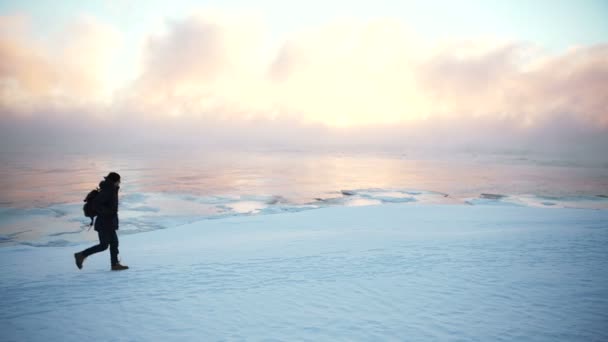 Un uomo in corsa. Trail runner formazione in un bellissimo paesaggio naturale — Video Stock