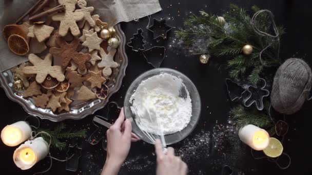 Vrouw handen. Traditionele huisgemaakte kerst dessert — Stockvideo