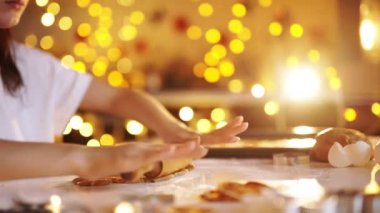 kadın eller. Geleneksel ev yapımı Noel tatlısı