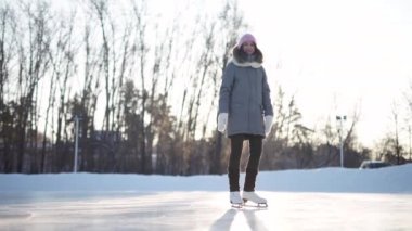 Genç kadın figürü ile buz pateni açık havada karda skates