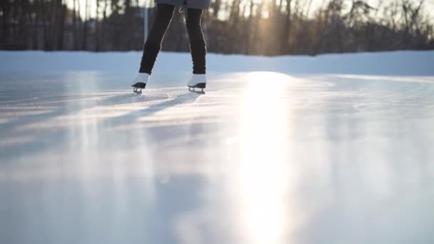 Νεαρή γυναίκα πατινάζ στον πάγο, με σχήμα πατίνια υπαίθρια στο χιόνι — Αρχείο Βίντεο