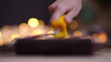 bir arka plan ve boya silindiri olarak yeni bir binada duvar çalışma konumunda.