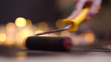 bir arka plan ve boya silindiri olarak yeni bir binada duvar çalışma konumunda.