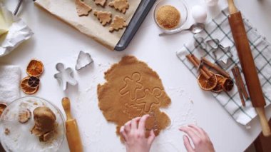 kadın eller. Geleneksel ev yapımı Noel tatlısı