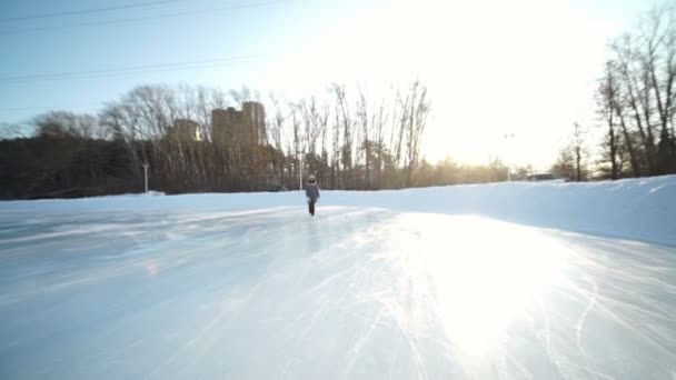 Patinaje mujer en pista de hielo — Vídeos de Stock
