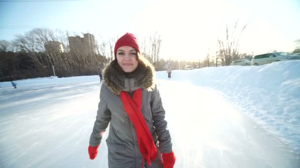 Femme patineuse dans l'arène de glace — Video