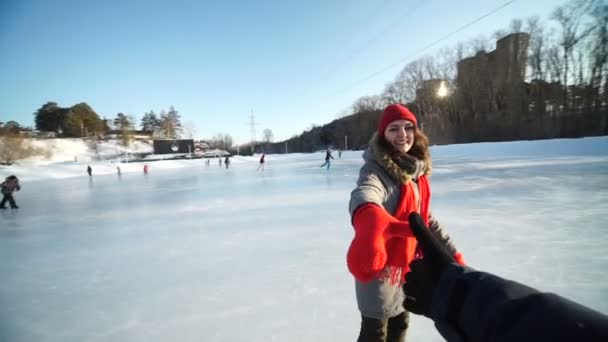 Feliz pareja cogida de la mano en pista de patinaje — Vídeos de Stock