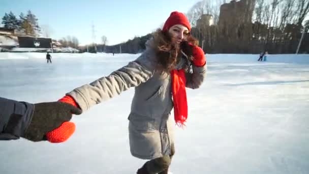 Щаслива пара тримає руки на ковзанах — стокове відео