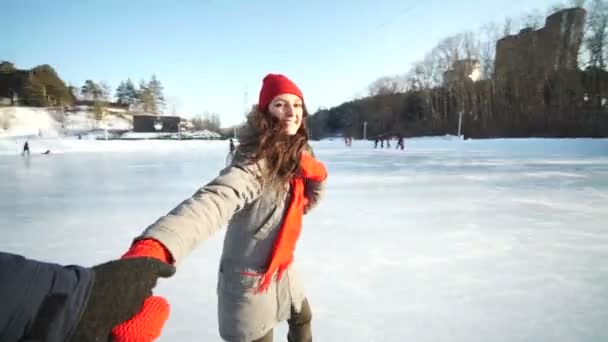 Feliz pareja cogida de la mano en pista de patinaje — Vídeos de Stock