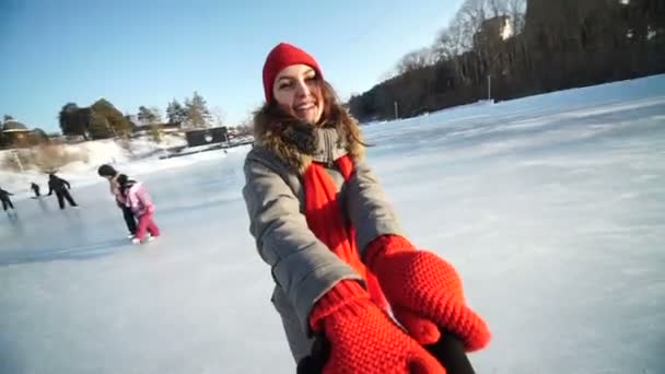 Feliz pareja cogida de la mano en pista de patinaje — Vídeos de Stock