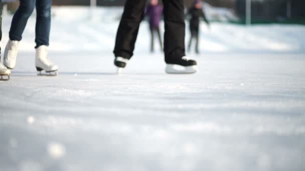 Personnes, l'amitié, le sport et les loisirs concept - amis heureux sur la patinoire — Video