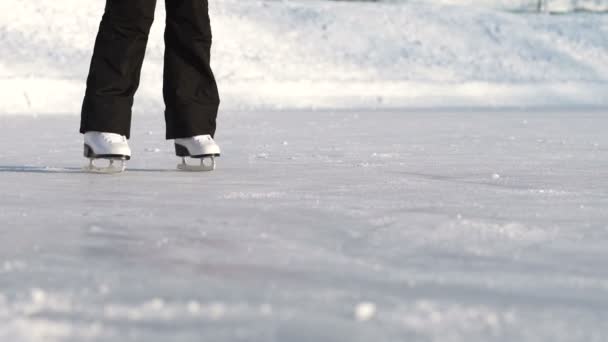 Menschen, Freundschaft, Sport- und Freizeitkonzept - glückliche Freunde auf der Eisbahn — Stockvideo