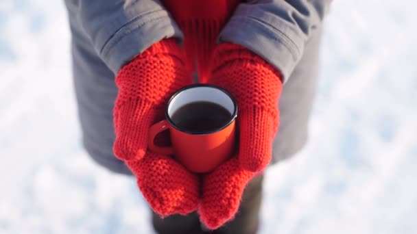 Chica con taza de bebida caliente en pista de patinaje sobre hielo — Vídeo de stock