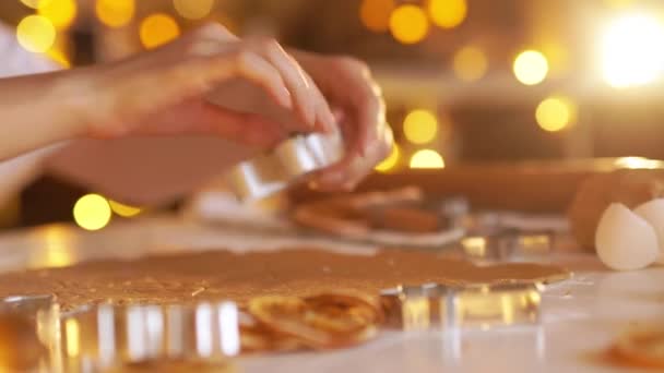 Mãos de mulher. Sobremesa de Natal caseira tradicional — Vídeo de Stock