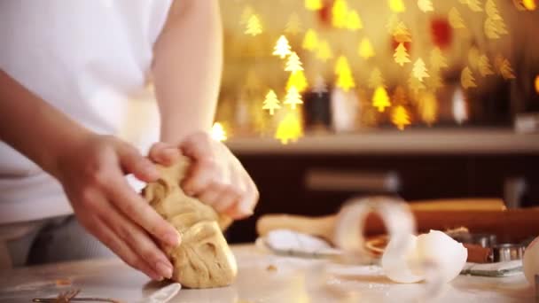 Женские руки. Традиционный домашний рождественский десерт — стоковое видео