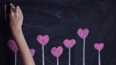 Erkek el çizim ampul kara tahta üzerinde içerir. Tonlama. seçici odak