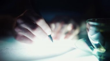 Çalışma gece, adam edebiyat öğrenme
