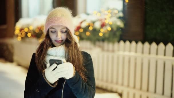 Portret van een jonge glimlachende vrouw die voor kerst online winkelt — Stockvideo