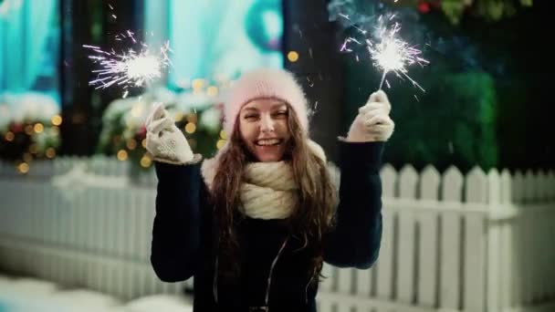 Mujer alegre con luces de bengala en Nochebuena, cámara lenta — Vídeos de Stock